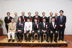 来賓の皆様と受賞者の方々との記念撮影 来賓の皆様と受賞者の方々との記念撮影